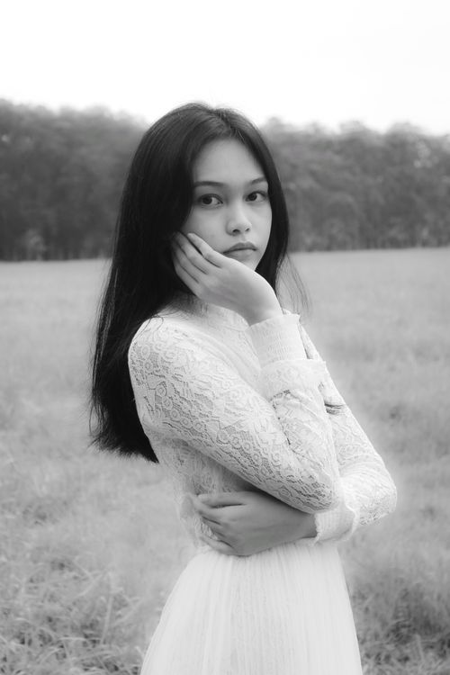 Free Graceful monochrome portrait of a young woman in an outdoor setting, evoking serenity. Stock Photo