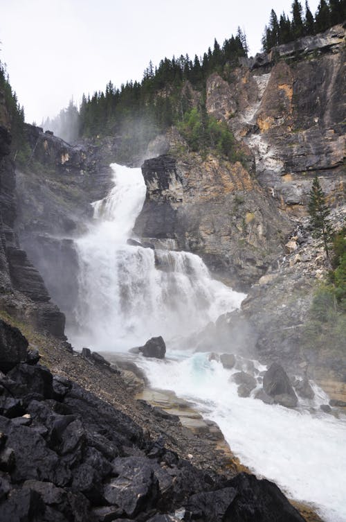 Бесплатное стоковое фото с вертикальный выстрел, водопады, гора
