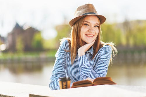 本を読みながら焦点写真笑顔の女性