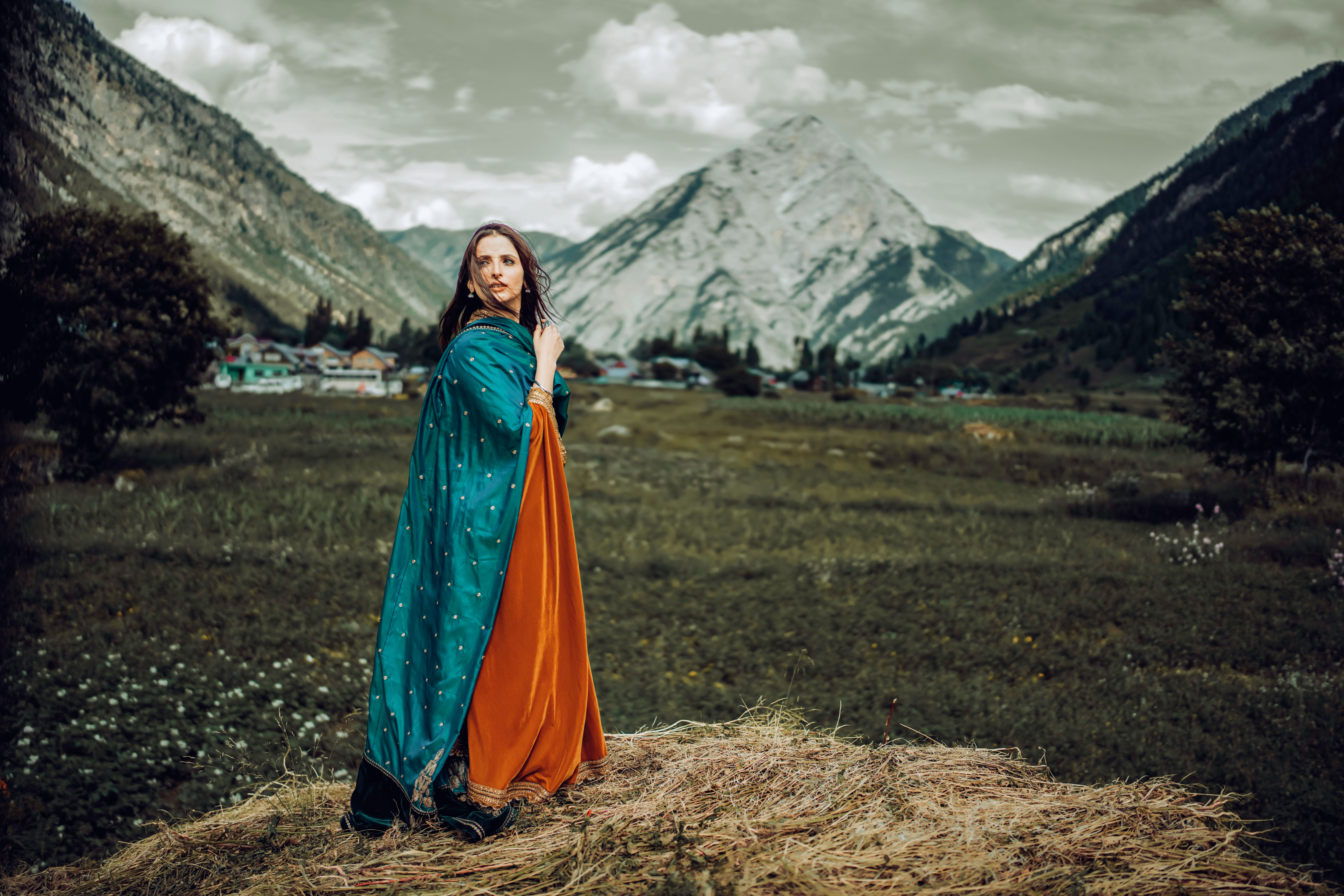 [ColoSach]-a-woman-in-traditional-clothing-stands-in-a-picturesque-mountainous-meadow-setting.