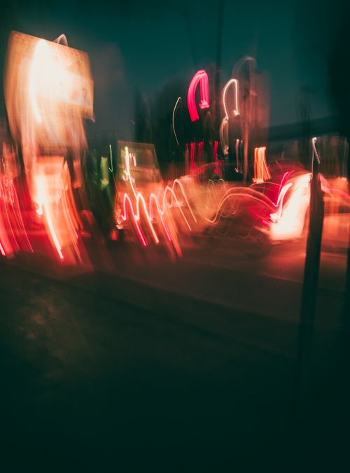 Free Blurry urban lights create colorful abstract patterns at night, capturing city energy. Stock Photo
