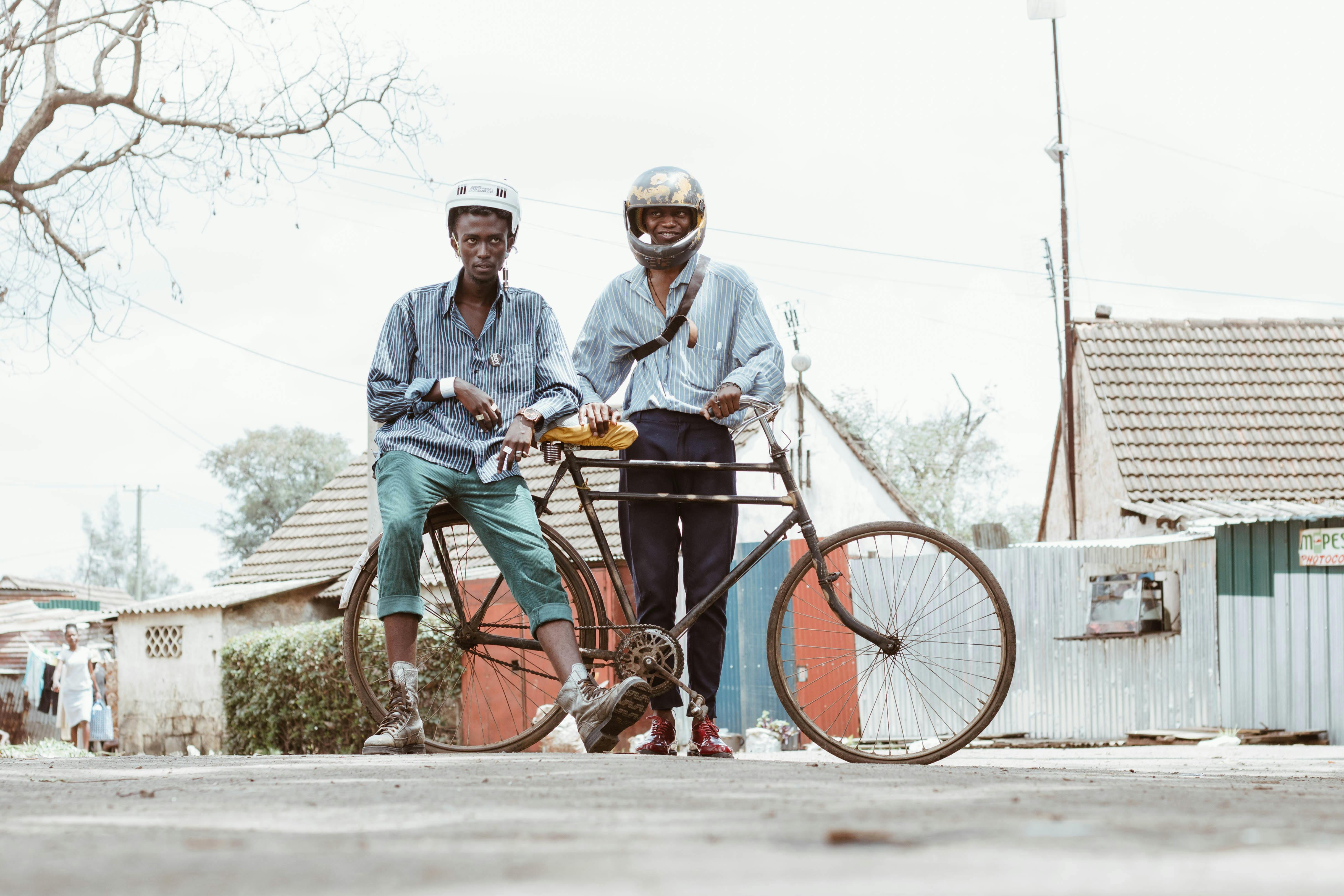 Doi bărbați reținuți după ce au atacat un localnic și i-au distrus bicicleta în stradă.