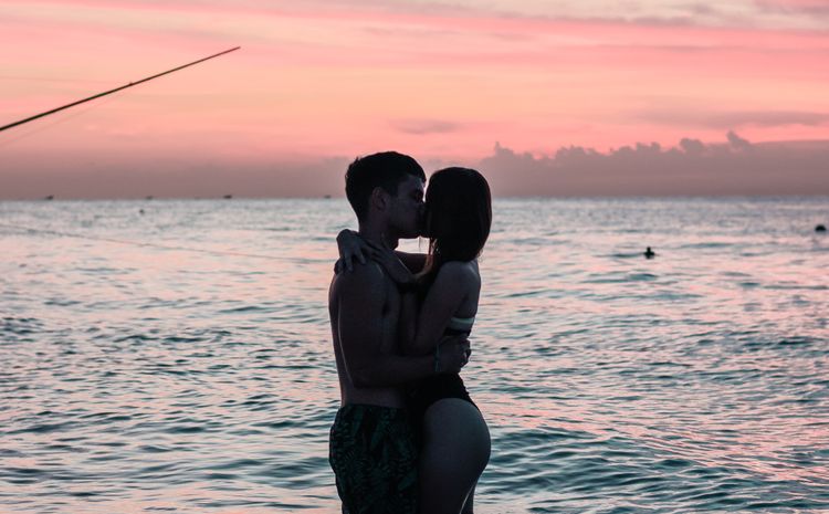 Online dating: starting a conversation on a niche platform