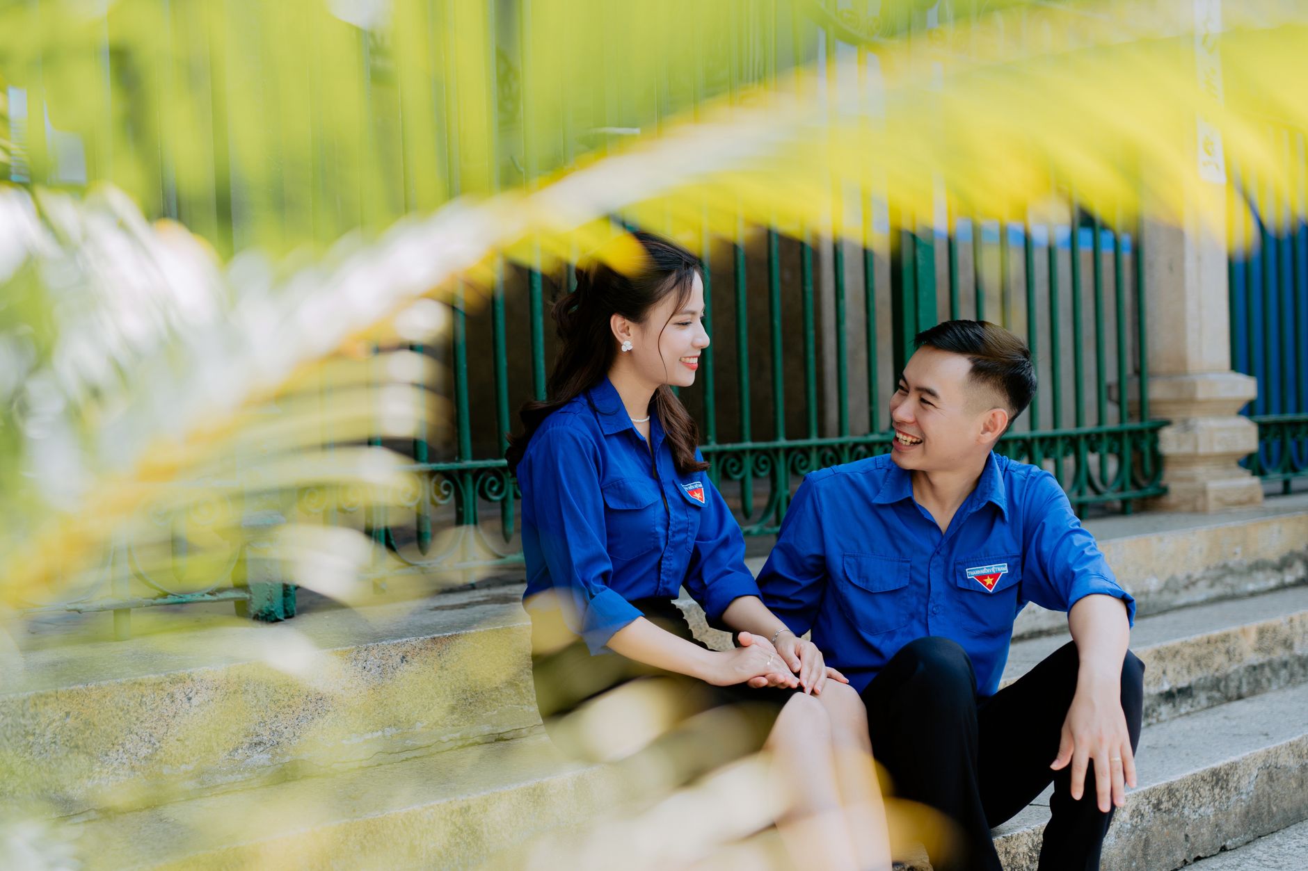 Cặp đôi Châu Á trò chuyện trong quán cà phê