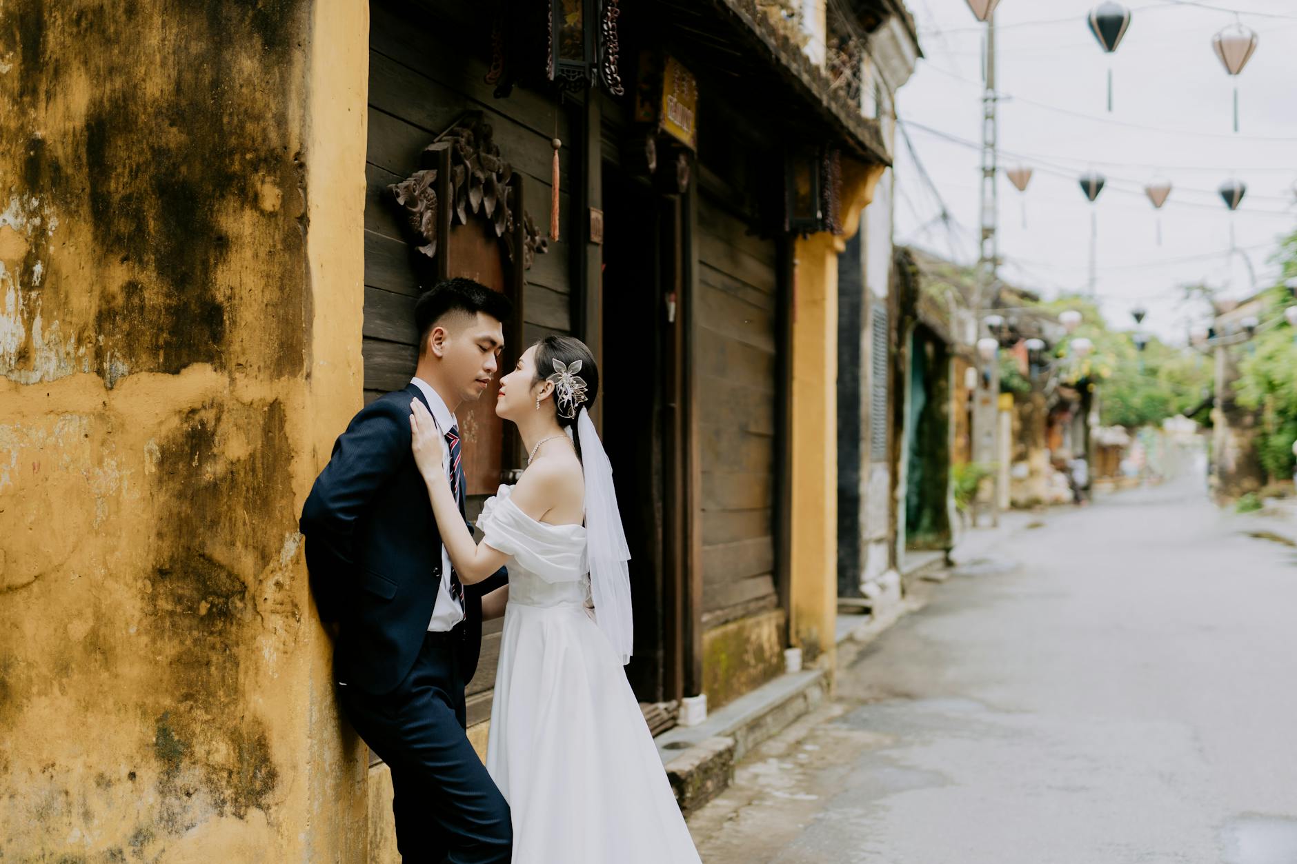 Couple during their elopement ceremony at a Oak Alley Plantation landmark
