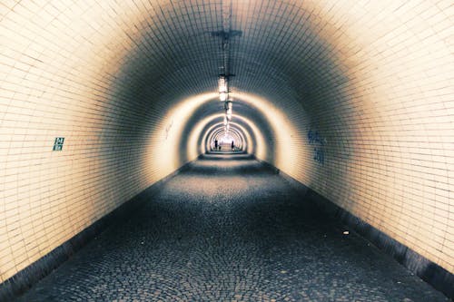 Серые и бежевые бетонные туннели