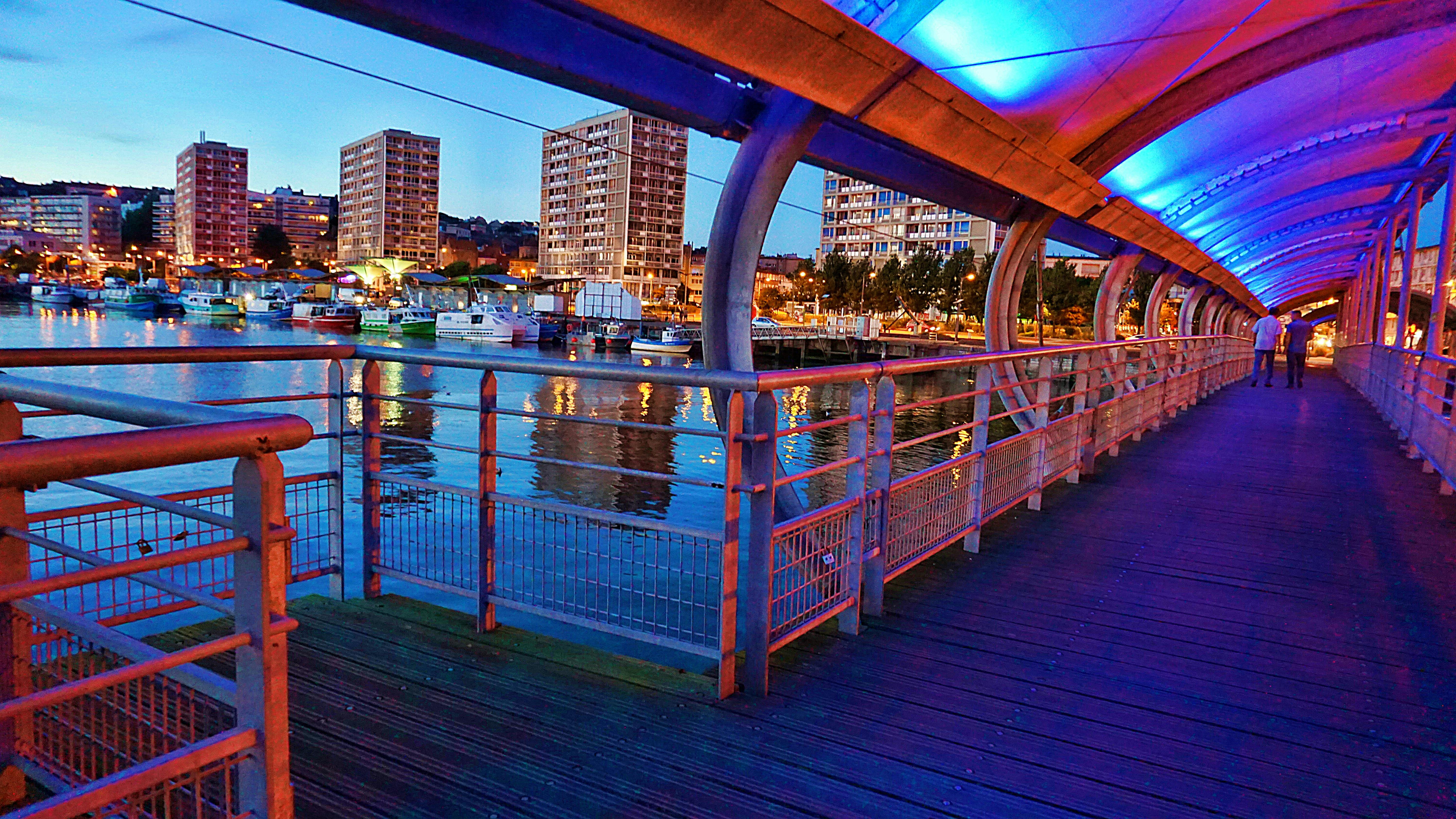 黄昏时分，一座充满活力的现代化桥梁横跨在宁静的城市河流之上