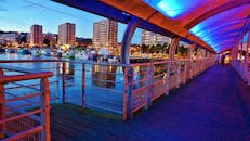 黄昏时分，一座充满活力的现代化桥梁横跨在宁静的城市河流之上