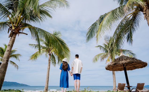 Online dating: starting a conversation on a niche platform
