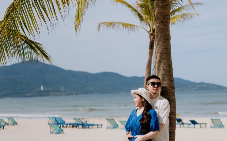 couple using dating app on smartphone