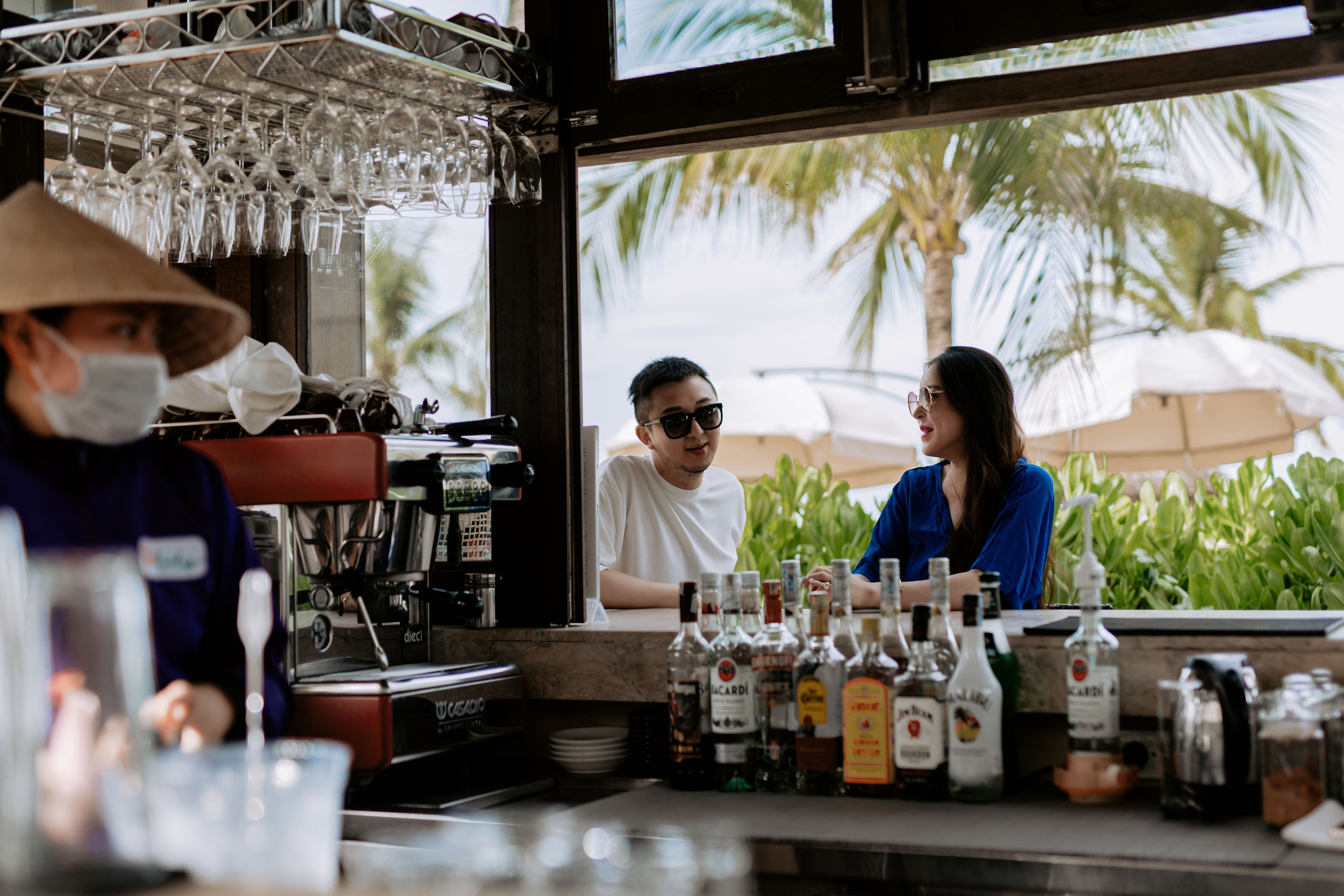 Bar de hotel frente a la playa usando cartas digitales