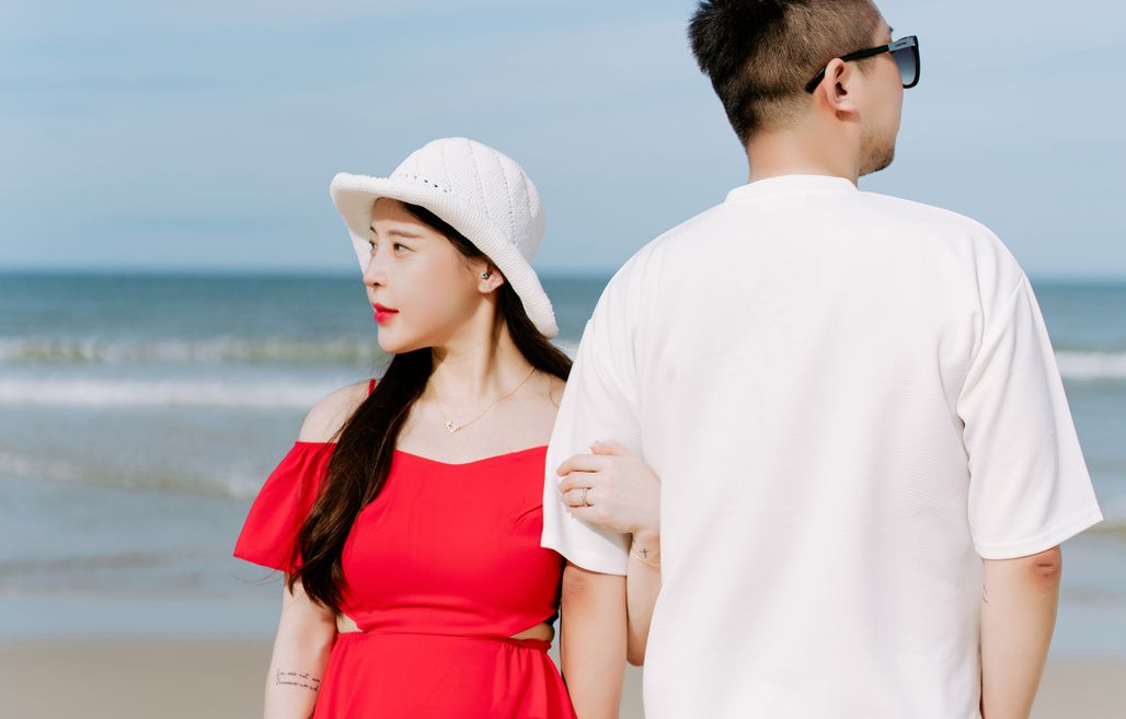 Online dating: starting a conversation on a niche platform