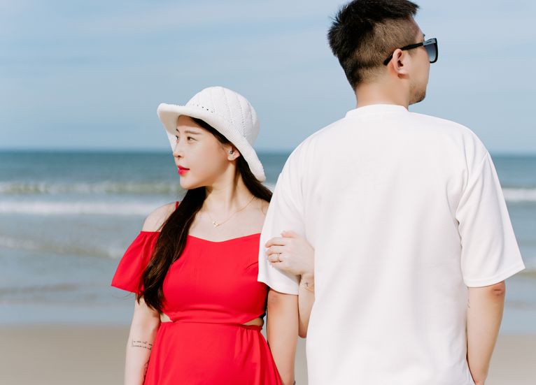 Online dating: starting a conversation on a niche platform