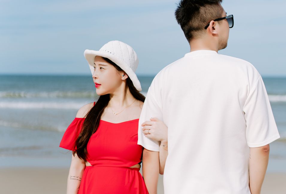 Online dating: starting a conversation on a niche platform