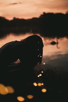 日落时分，维拉马里亚纳湖畔的巴西剪影显得格外宁静