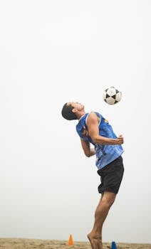 一名年轻人在户外表演动态足球戏法，强调速度和敏捷性