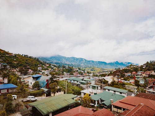 Gratis stockfoto met bergdorp, berggebied, bewolkte lucht