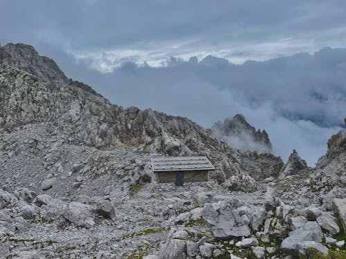 Ahşap ev, bulutlar, bulutlu içeren Ücretsiz stok fotoğraf