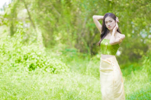 Gratis arkivbilde med asiatisk kvinne, fasjonabel, gress