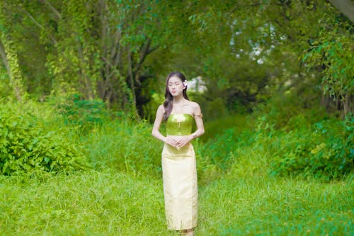 Gratis arkivbilde med asiatisk kvinne, fasjonabel, gress