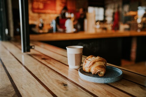 Photos gratuites de aliments, boisson chaude, croissant