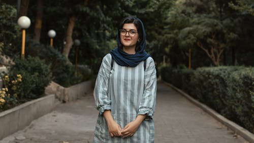 Foto profissional grátis de alegre, de pé, hijab