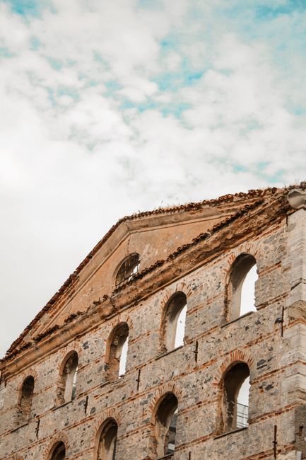 Fotomural Una fachada histórica en Üsküdar, Estambul, que muestra detalles de la arquitectura romana bajo un cielo azul nublado.