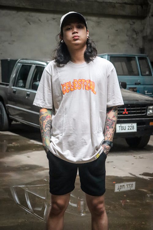 Gratis lagerfoto af asiatisk mand, hænder i lommer, hvid t-shirt
