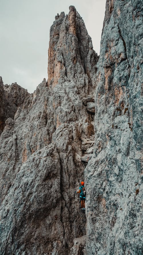 Бесплатное стоковое фото с активный отдых, альпинист, вертикальный выстрел