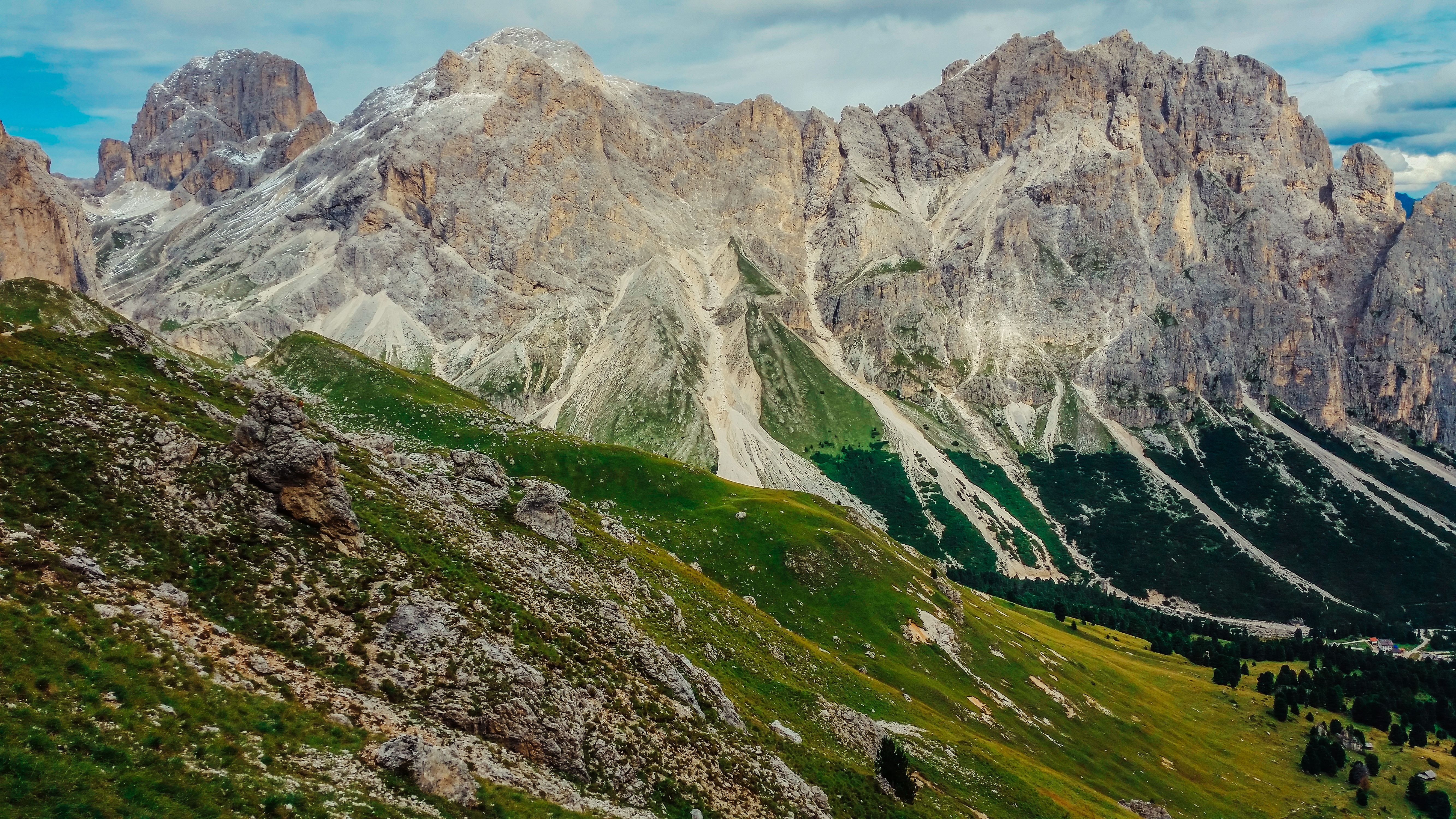 Vista panorâmica das Dolomitas com picos de rocha e céu azul — Itália 2026
