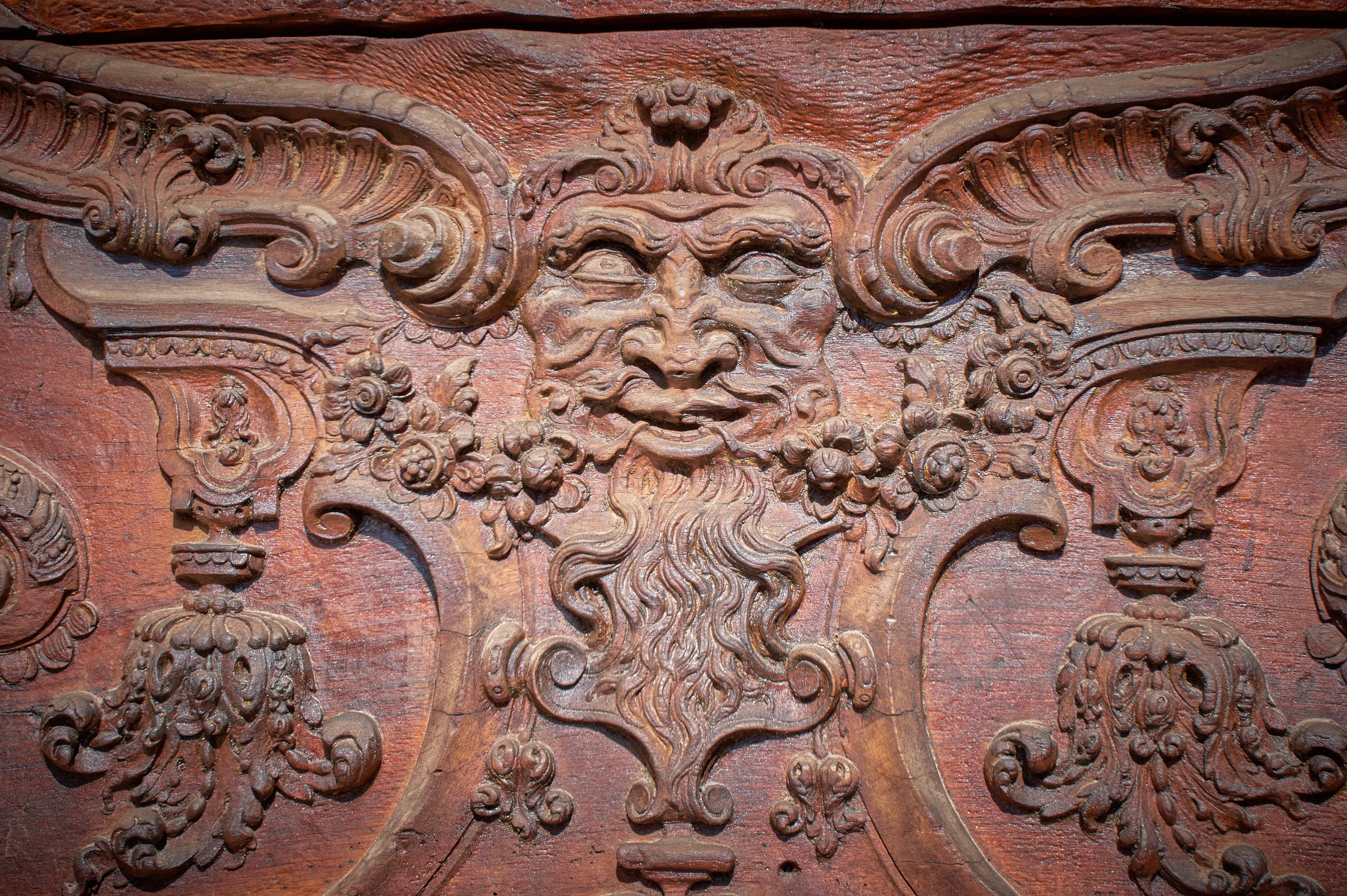 Détail de sculpture sur bois ancien restauré