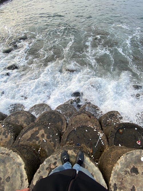 ahşap kütükler, ayakta, dalgalar içeren Ücretsiz stok fotoğraf
