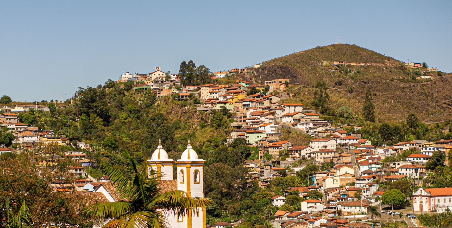 Panorama Econômico: Ouro, IA, Esportes e Opinião Política