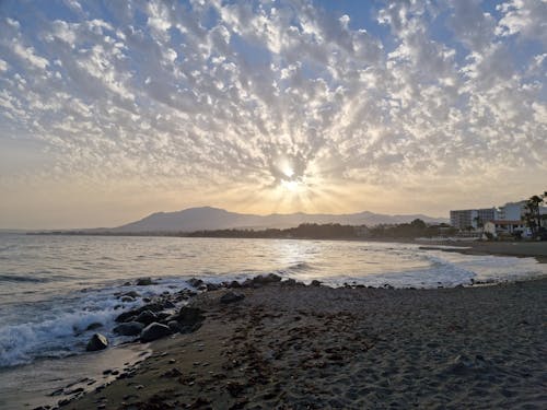 Δωρεάν στοκ φωτογραφιών με Ακτίνες ηλίου, παραλία, σύννεφα Φωτογραφία από στοκ φωτογραφιών