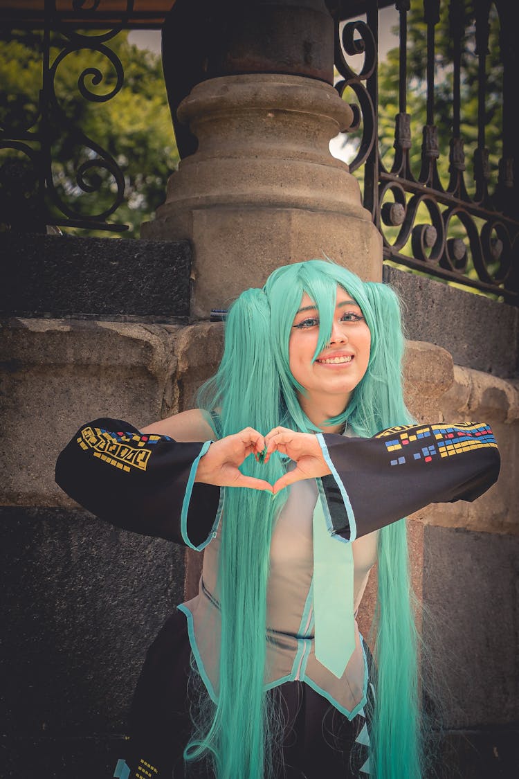 Hatsune Miku Showing Heart