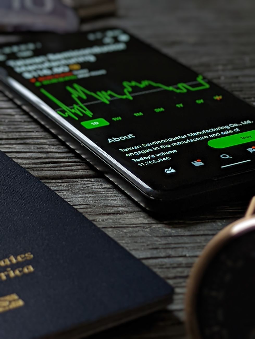 How to Avoid Hidden Fees in International Data Plans: A Traveler's Success Story with Saily