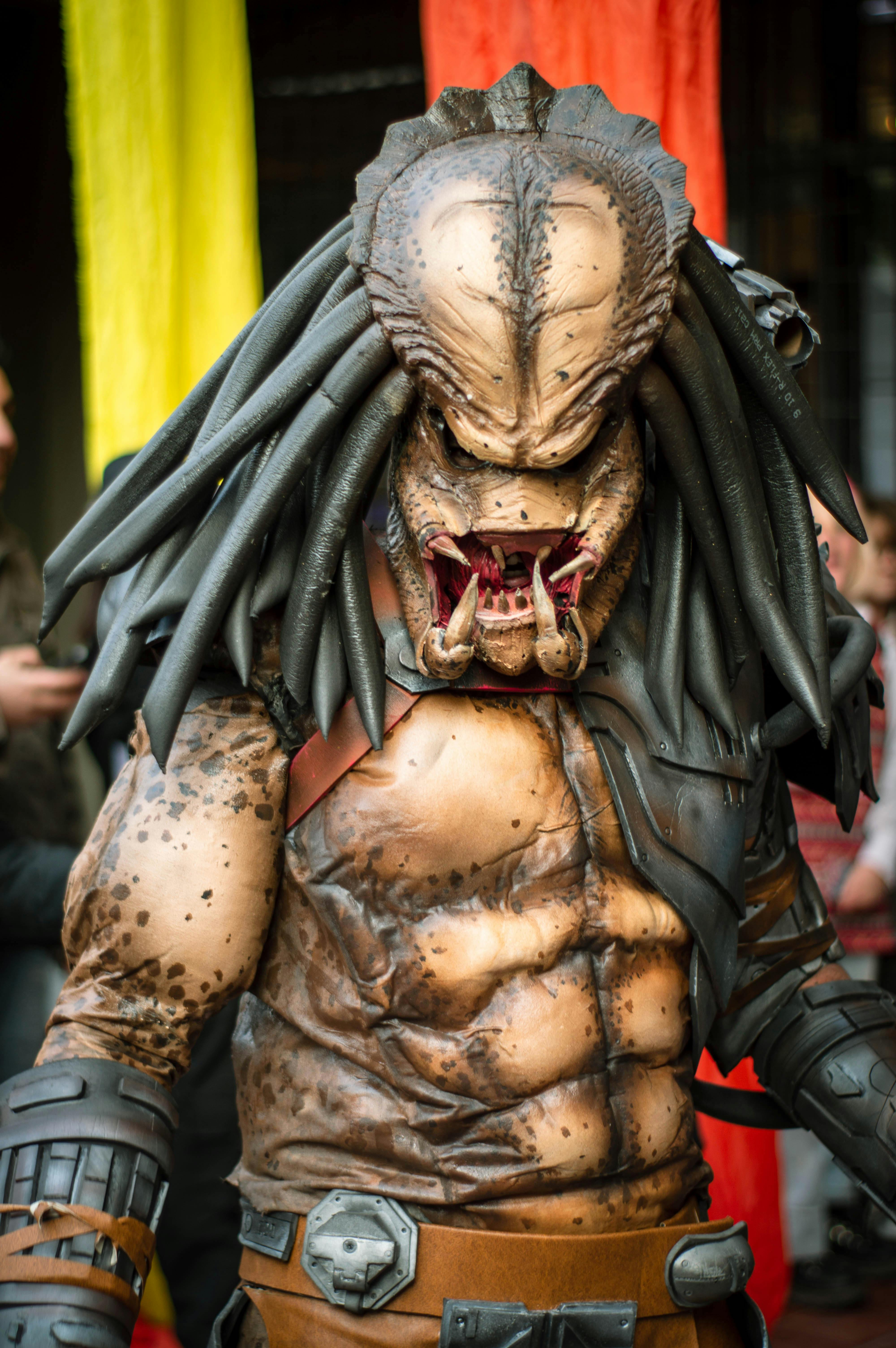 A detailed alien cosplay costume at a convention in Mendoza, Argentina.