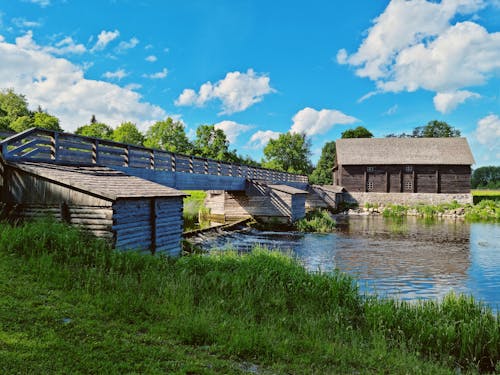 Ilmainen kuvapankkikuva tunnisteilla joen ranta, joki, lato