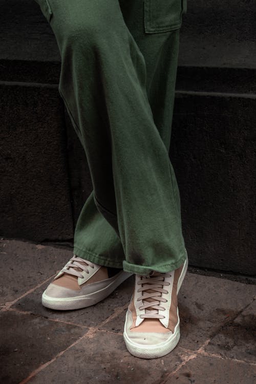 Gratis Fotos de stock gratuitas de calzado, de cerca, pantalones verdes Foto de stock