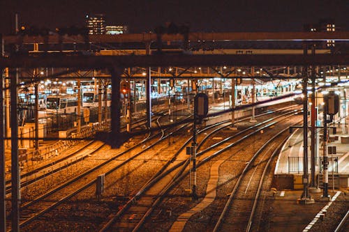 Gratis stockfoto met locomotief, nacht, spoorrails