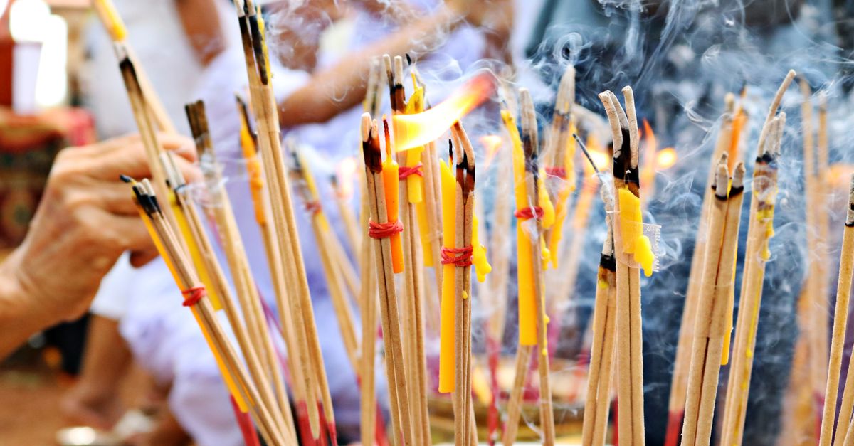 Encens et purification d’intérieur : usages, précautions et bon sens