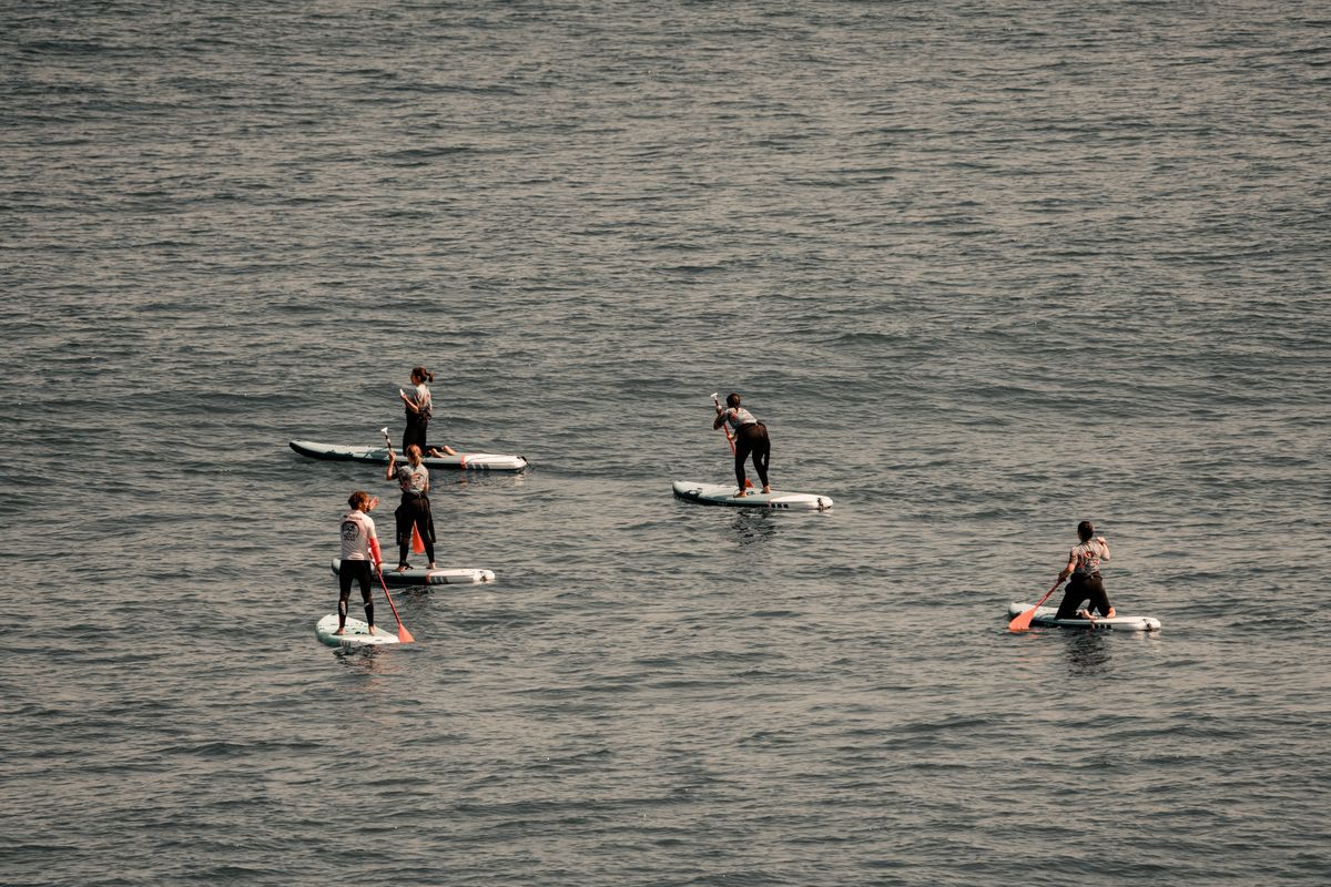 Grupo practicando paddle surf en el mar