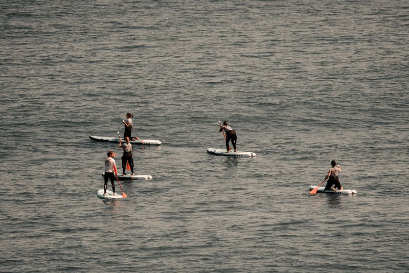 Vista aérea de un grupo haciendo paddle surf en el mar de la Costa Dorada
