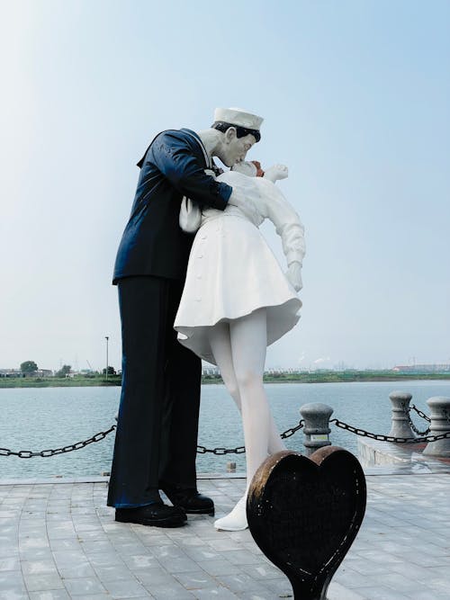 Sculpture of Sailor Kissing Woman 