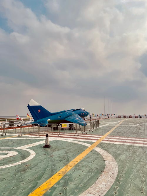 Foto d'estoc gratuïta de aeroport, avió, militar