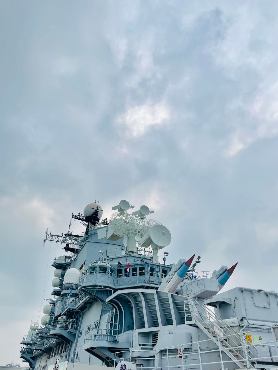 Nave militare con apparati radar