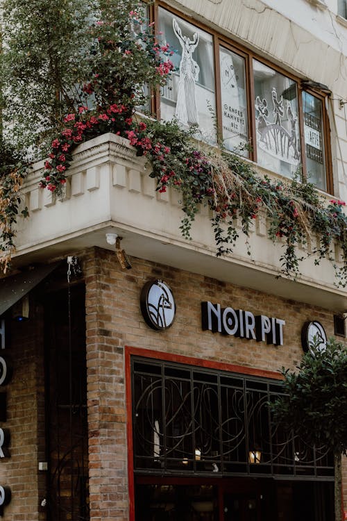 Exterior of a Building with a Restaurant in a City 