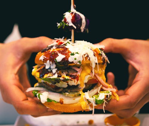 abur cubur, burger, eller içeren Ücretsiz stok fotoğraf