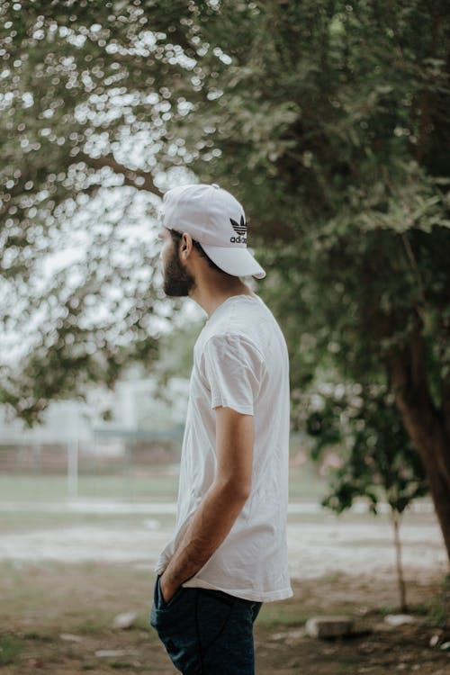 Foto profissional grátis de boné branco, camisa branca, foco raso