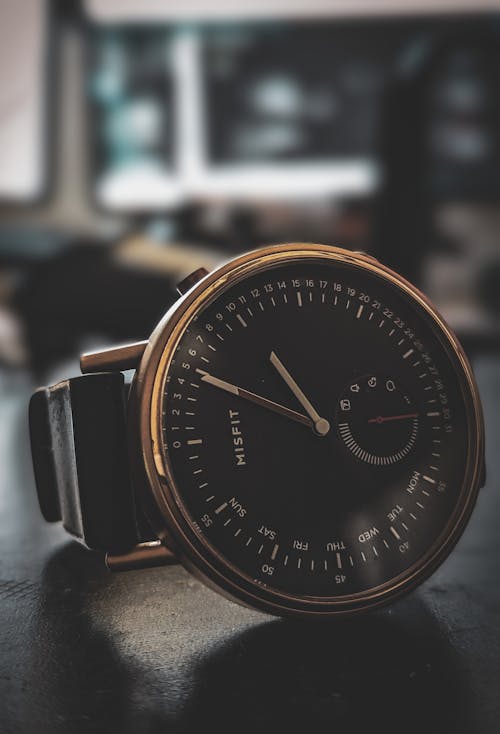 Analog Watch 美國手錶品牌, 垂直拍摄, 手錶 的 免费素材图片
